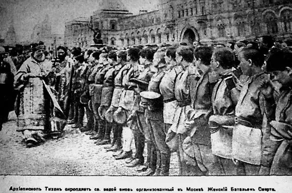 Будущий патриарх Тихон благословляет московских доброволок Офицер уговаривает - фото 81
