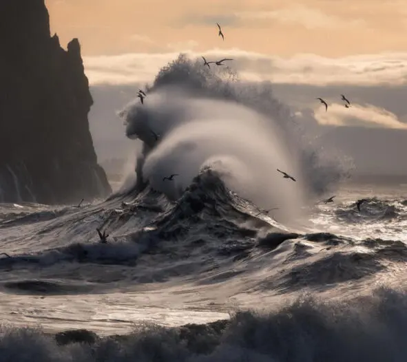 Сливаются в одну две гордые стихии Вода морская и летящая скала Прибой - фото 1